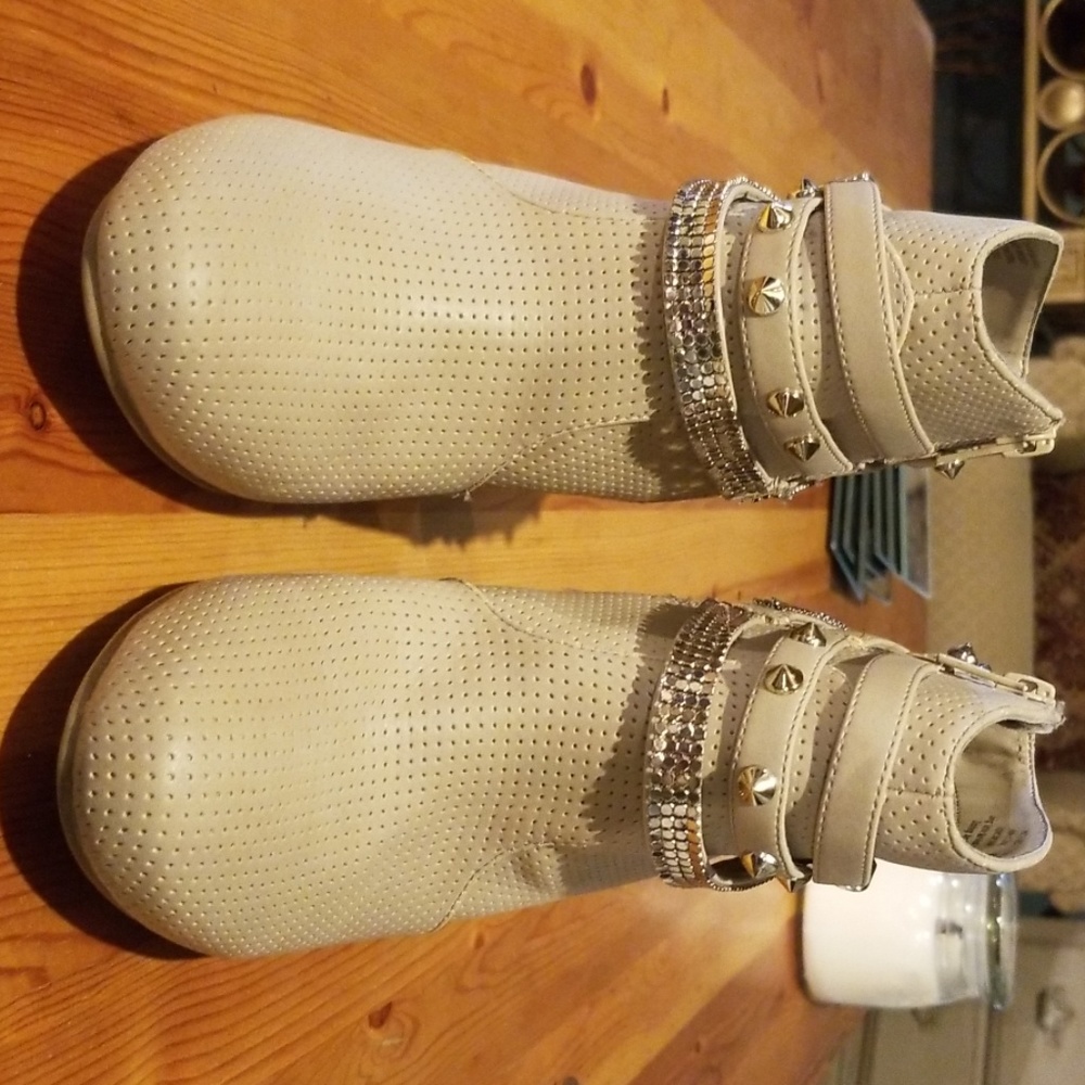 Boots - Picture 2 of 3